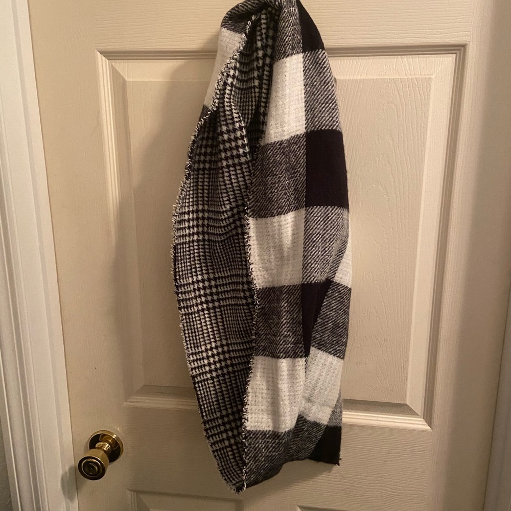 Reversible infinity scarf